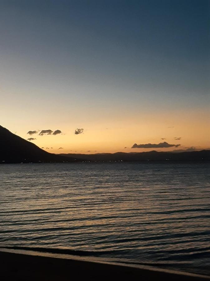 Pe Na Areia, Casa Na Praia De Frente Para O Mar Florianópolis Esterno foto
