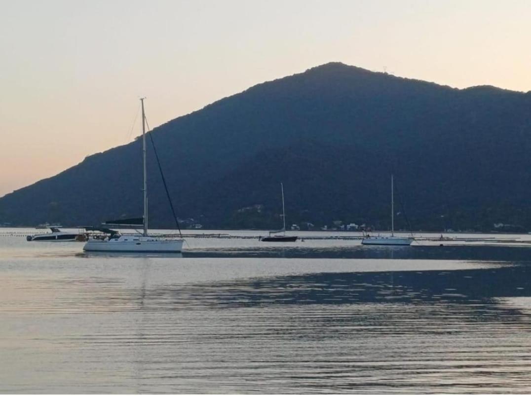 Pe Na Areia, Casa Na Praia De Frente Para O Mar Florianópolis Esterno foto